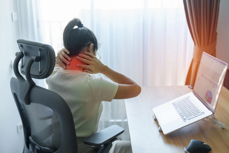 Những yếu tố khiến vùng vai gáy đau